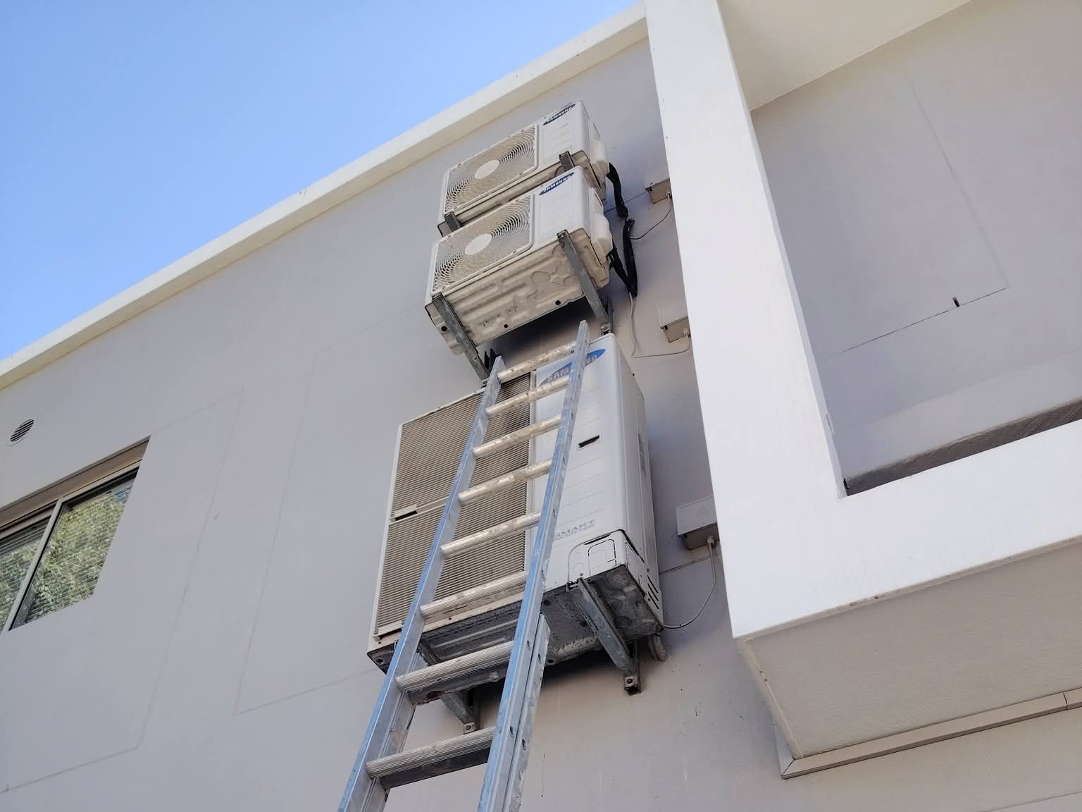 Neat air conditioning piping installation in Fresnaye